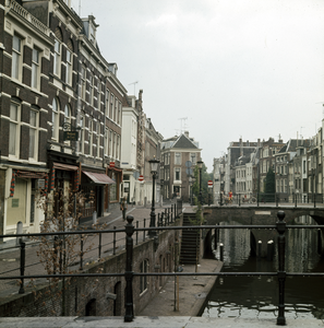 119971 Gezicht op de Vismarkt te Utrecht vanaf de Kalisbrug over de Oudegracht.